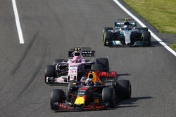 Daniel Ricciardo, Red Bull Racing RB13, Esteban Ocon, Sahara Force India F1 VJM10, Valtteri Bottas,