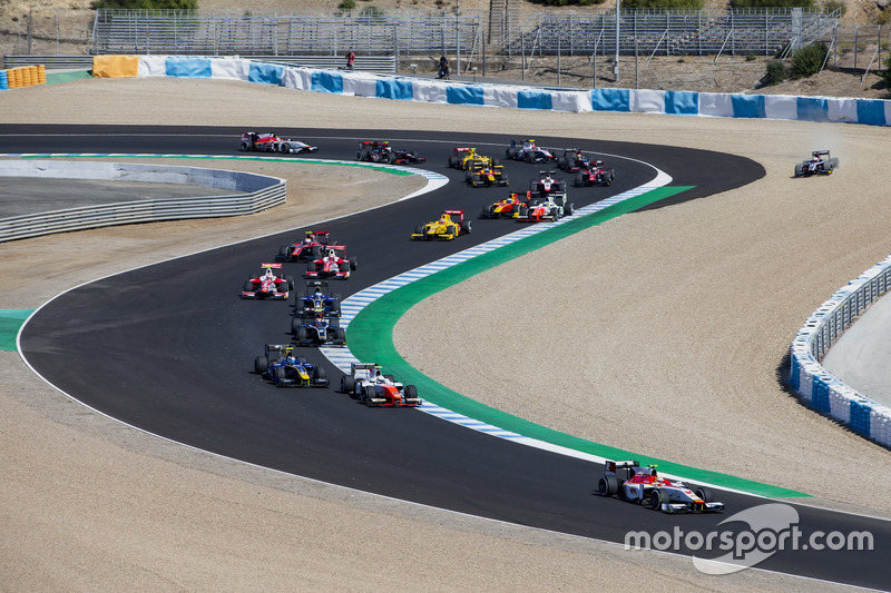Alex Palou, Campos Racing, delante de Luca Ghiotto, RUSSIAN TIME