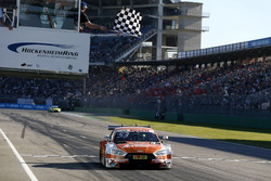 De finishvlag voor Jamie Green, Audi Sport Team Rosberg, Audi RS 5 DTM