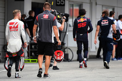 Kevin Magnussen, Haas F1 Stoffel Vandoorne, McLaren waves
