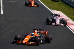 Fernando Alonso, McLaren MCL32, Sergio Perez, Sahara Force India F1 VJM10, Stoffel Vandoorne, McLaren MCL32