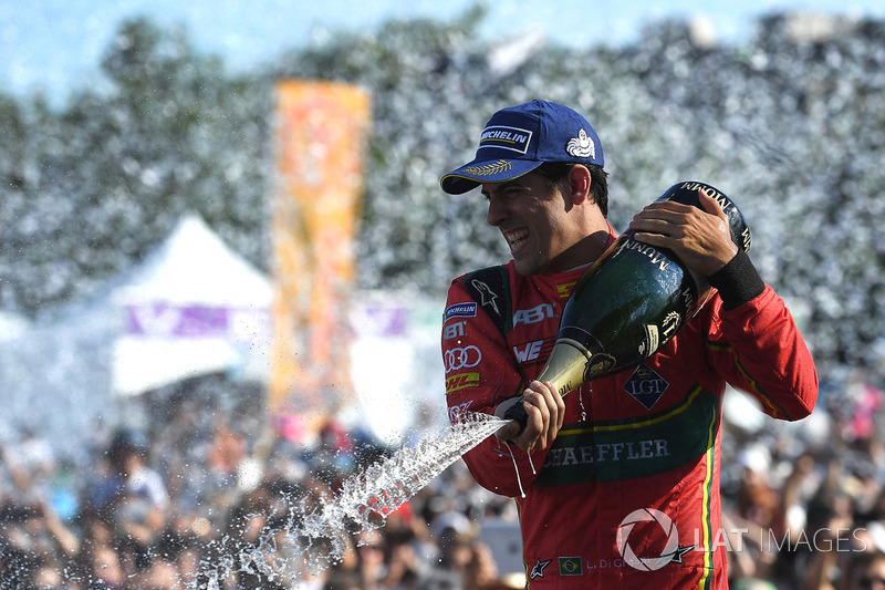 Lucas di Grassi, ABT Schaeffler Audi Sport, rocía el champán en el podio