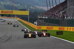 Nico Hulkenberg, Renault Sport F1 Team RS17 and Fernando Alonso, McLaren MCL32