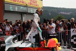 Ganador de la carrera Lewis Hamilton, Mercedes-Benz F1 W08 celebra en parc ferme