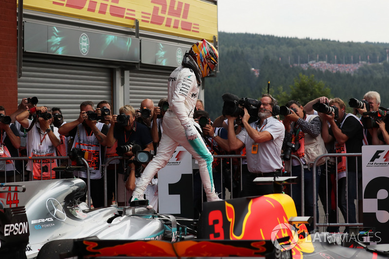 Il vincitore della gara Lewis Hamilton, Mercedes-Benz F1 W08 festeggia nel parco chiuso