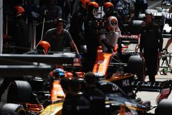 Fernando Alonso, McLaren MCL32, Stoffel Vandoorne, McLaren MCL32, in the pits during practice