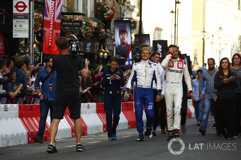 Marcus Ericsson, Sauber, Jolyon Palmer, Renault Sport F1 Team