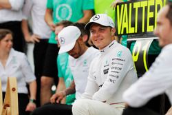 Valtteri Bottas, Mercedes AMG F1, celebra con Lewis Hamilton, Mercedes AMG F1, y su equipo