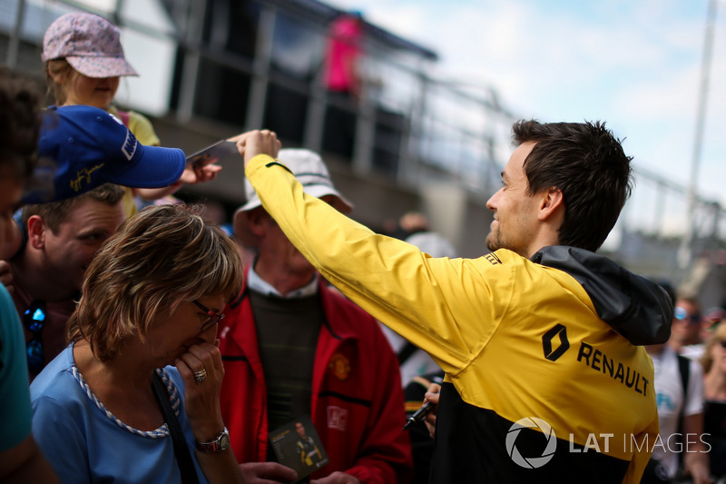Jolyon Palmer, Renault Sport F1 Team signs autographs for the fans
