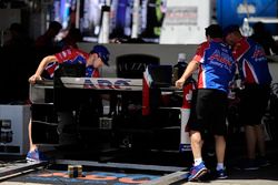 Conor Daly, A.J. Foyt Enterprises Chevrolet equipo trabaja en el coche en el garaje de paddock