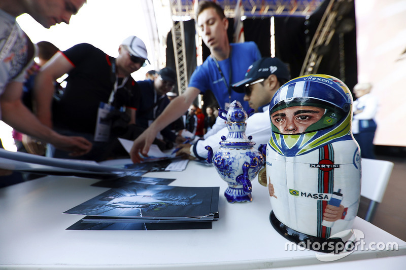 Felipe Massa, Williams, receives a matryoshka Russian doll from a fan