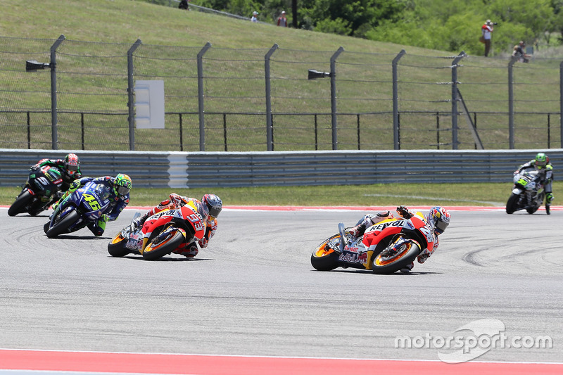 Nos giros iniciais, Valentino Rossi teve de lidar com a proximidade de Johann Zarco e até saiu da pista na sequência de 'S' no primeiro setor do circuito para evitar uma colisão com o francês.