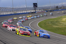 David Ragan, Front Row Motorsports Ford and Paul Menard, Richard Childress Racing Chevrolet restart