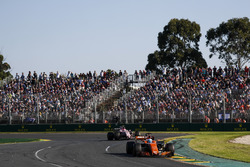 Fernando Alonso, McLaren MCL32, precede Esteban Ocon, Force India VJM10