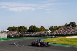 Daniil Kvyat, Scuderia Toro Rosso STR12, devant Antonio Giovinazzi, Sauber C36