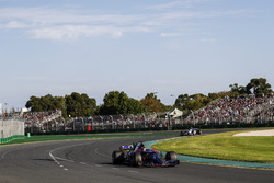Daniil Kvyat, Scuderia Toro Rosso STR12, leads Antonio Giovinazzi, Sauber C36