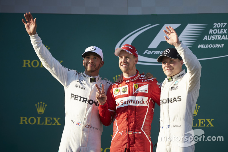 Lewis Hamilton, Mercedes AMG, 2° classificato, Sebastian Vettel, Ferrari, 1° classificato, e Valtteri Bottas, Mercedes AMG, 3° classificato, sul podio