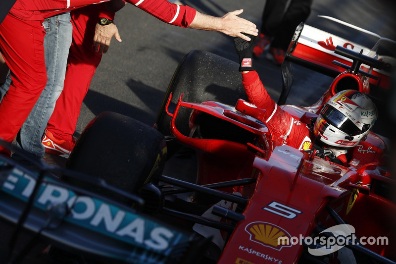 Sebastian Vettel, Ferrari SF70H, 1° classificato, festeggia all'arrivo nel Parco Chiuso