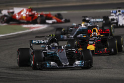 Valtteri Bottas, Mercedes F1 W08, Daniel Ricciardo, Red Bull Racing RB13