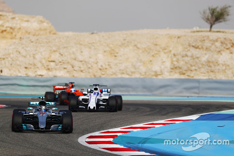 Valtteri Bottas, Mercedes AMG F1 W08, leads Felipe Massa, Williams FW40, and Fernando Alonso, McLare