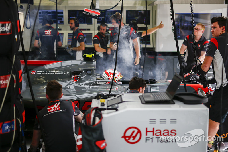 Kevin Magnussen, Haas F1 Team, dans le garage