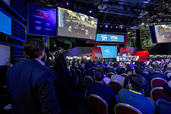 Zak Brown, PDG du Motorsport Network, regarde la course