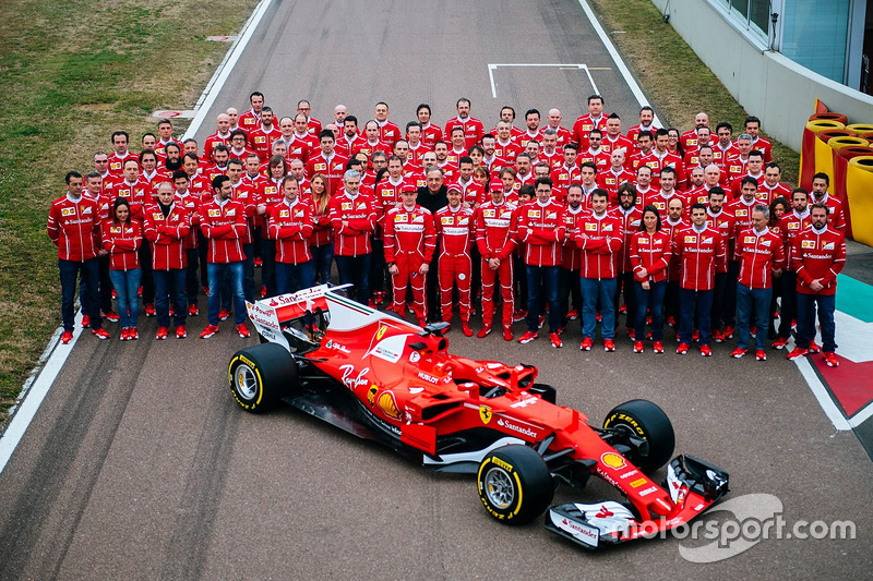 Kimi Räikkönen, Sebastian Vettel, Sergio Marchionne und das Ferrari-Team mit dem neuen Ferrari SF70H