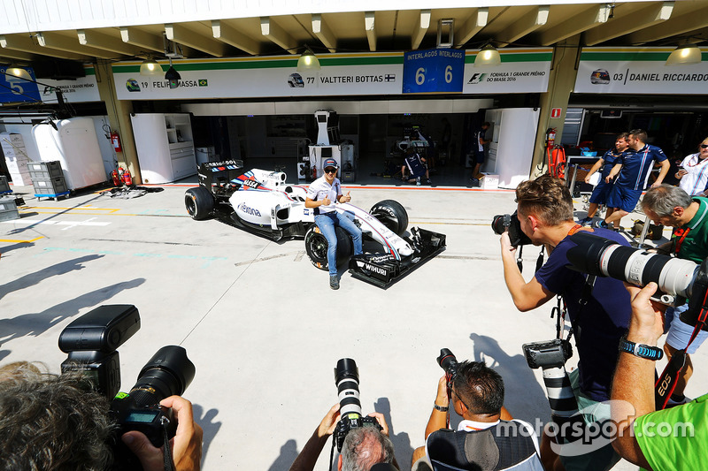 Felipe Massa con una decoración especial en el Williams FW38 por su retirada de la F1