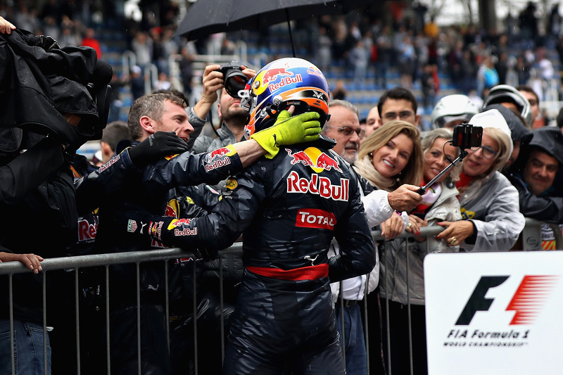 Max Verstappen, Red Bull Racing RB12 celebra su tercera posición en Parc Ferme