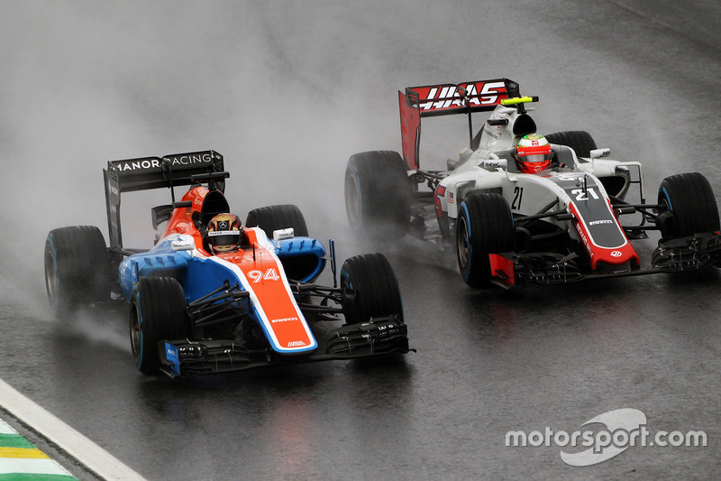 Pascal Wehrlein, Manor Racing MRT05, en Esteban Gutierrez, Haas F1 Team VF-16, in gevecht op Interla