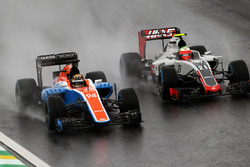 (L to R): Pascal Wehrlein, Manor Racing MRT05 and Esteban Gutierrez, Haas F1 Team VF-16 battle for p