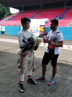Keanon Santoso dengan pelatih balap, Armaan Ebrahim