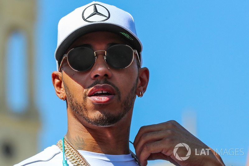 Hamilton, porém, não quis saber de papo: "Em primeiro lugar, ele não tem meu número. Eu converso na pista, isso é muito importante para mim. Eu ouvi sobre o que ele disse depois da prova. Não saí da corrida apontando o dedo ou disse nada."