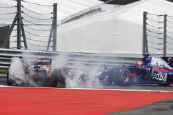 Accrochage entre Fernando Alonso, McLaren MCL32 et Daniil Kvyat, Scuderia Toro Rosso STR12 au départ