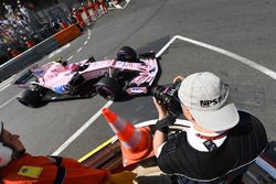 Een fotograaf schiet Esteban Ocon, Force India VJM10