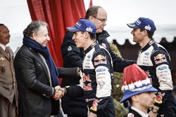 Les vainqueurs Sébastien Ogier, Julien Ingrassia, M-Sport avec le Prince Albert II de Monaco, et Jean Todt