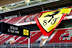 Une grande bannière Ferrari dans les tribunes