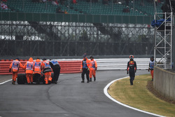 Daniel Ricciardo, Red Bull Racing RB13 stops on track in Q1 and marshals recover the car
