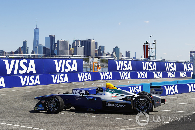 Chris Hemsworth guida una vettura di Formula E