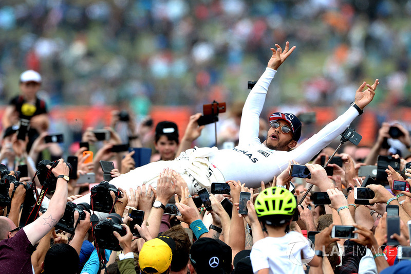 Ganador de la carrera Lewis Hamilton, Mercedes AMG F1 que se celebra con los fans