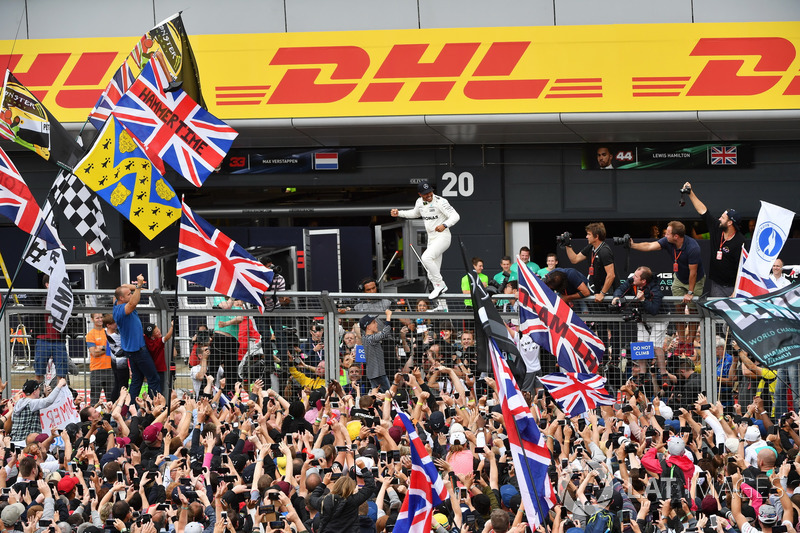 Ganador de la carrera Lewis Hamilton, Mercedes AMG F1 celebra con los fans