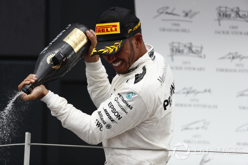 Podio: Ganador de la carrera Lewis Hamilton, Mercedes AMG F1, rocía la victoria con Champagne