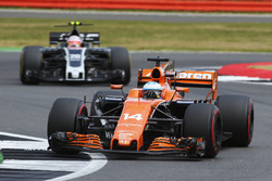 Fernando Alonso, McLaren MCL32, Kevin Magnussen, Haas F1 Team VF-17