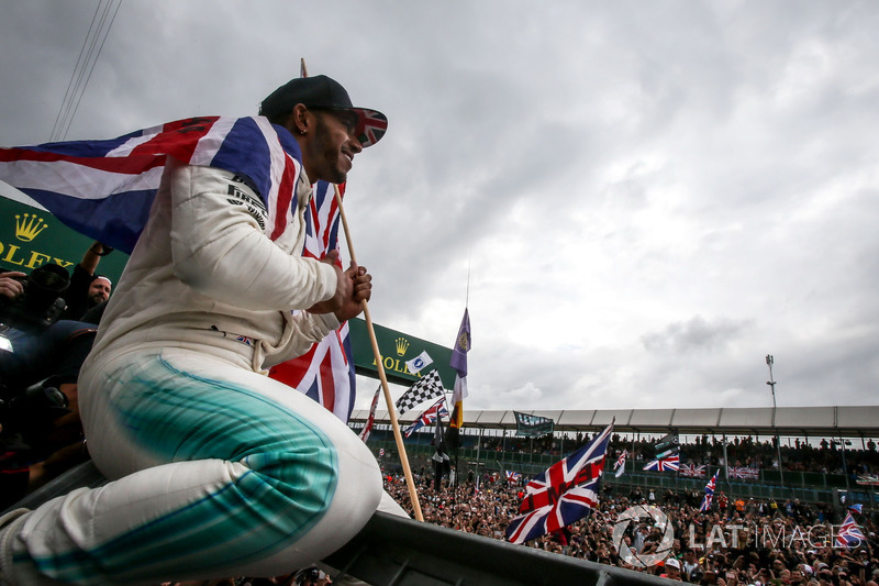 Ganador de la carrera Lewis Hamilton, Mercedes AMG F1 celebra con los fans y una bandera de la union