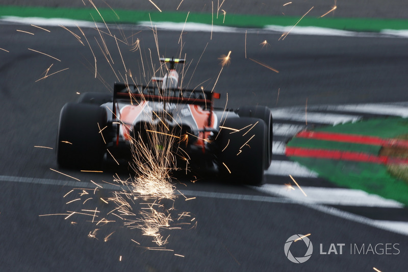 Stoffel Vandoorne, McLaren MCL32, desprende chispas