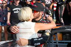 1. Martin Truex Jr., Furniture Row Racing Toyota, mit Freundin Sherry Pollex