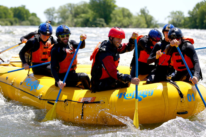 Pilotos de Red Bull hacen rafting en el río: Daniel Ricciardo, Max Verstappen, Daniil Kvyat y Carlos Sainz, Jr.