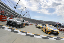 Kyle Busch, Joe Gibbs Racing Toyota, Martin Truex Jr., Furniture Row Racing Toyota lead the field at the start of the race