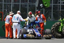 Marshals recover the car of Pascal Wehrlein, Sauber C36