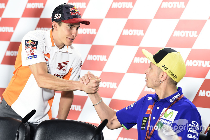 Marc Marquez bersalaman dengan Valentino Rossi